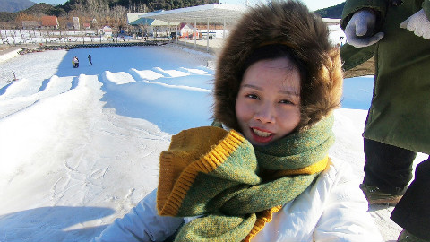 南方妹子活了20年第一次见到雪,展露各种奇葩表现,看呆周围游客!